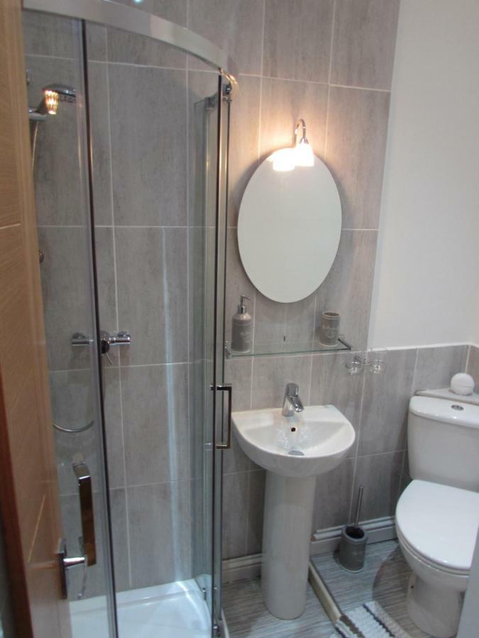 Apartment 1 Exquisite Two King Bedroom With En Suites - Close To The Town Centre, Rail, Airport And Theatre Darlington  Exterior foto
